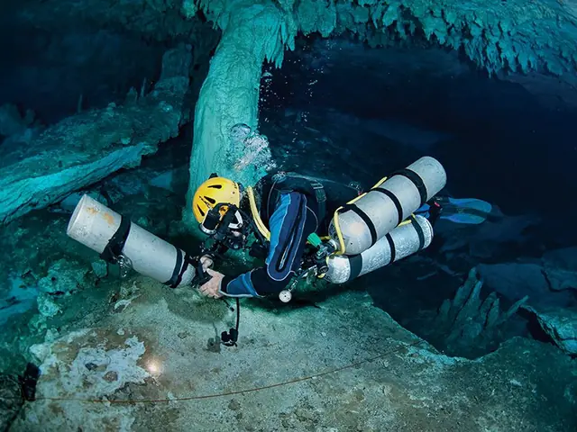Plongeur technique en décompression dans une grotte