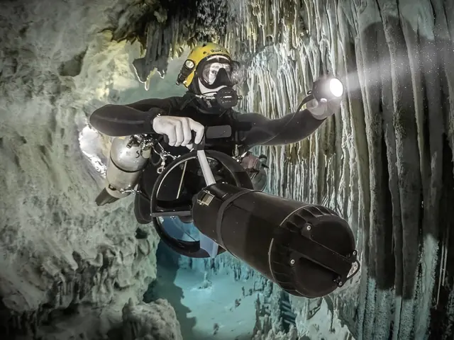 Plongeur avec propulseur DPV dans une grotte