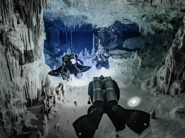 Plongeurs avec bouteilles relais dans une grotte