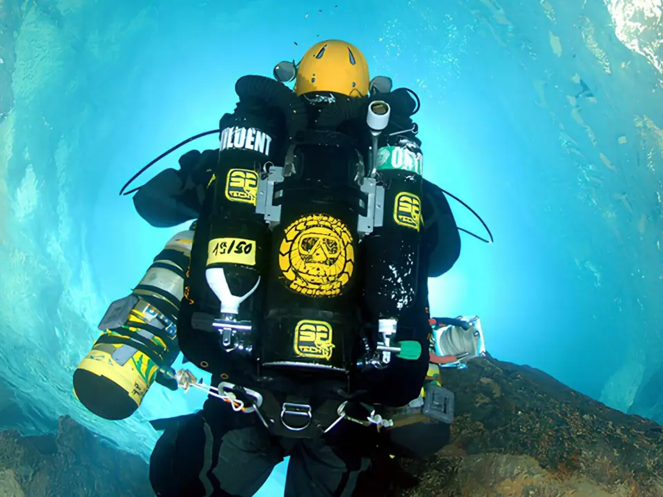 Plongeur avec recycleur ISC Megalodon dans une grotte immergée
