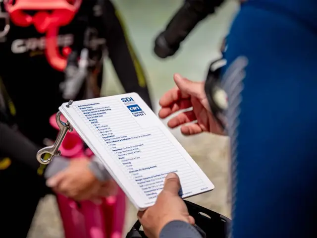 Assistant instructeur lors d'un briefing avec ardoise