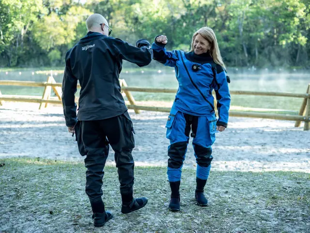 Instructeur en combinaison étanche avec une candidate crossover
