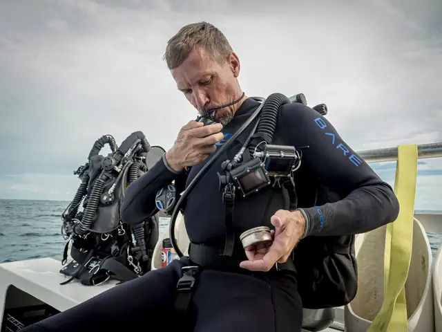 Instructeur technique préparant son recycleur sur un bateau