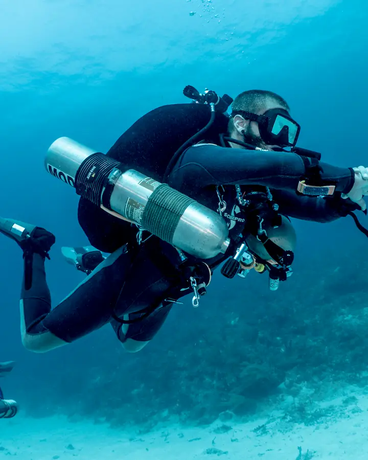 Plongeurs en formation Advanced Adventure en eau bleue