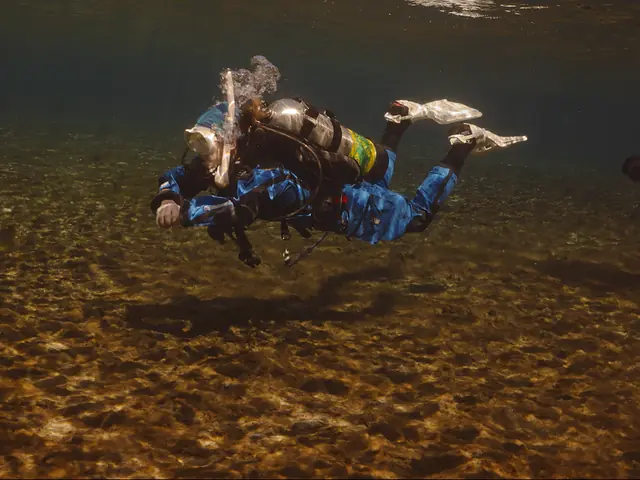 Plongeur en combinaison étanche au fond d'un lac