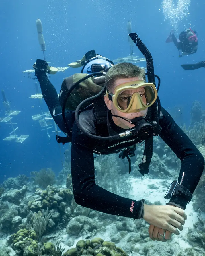 Plongeur Open Water au-dessus d'un récif
